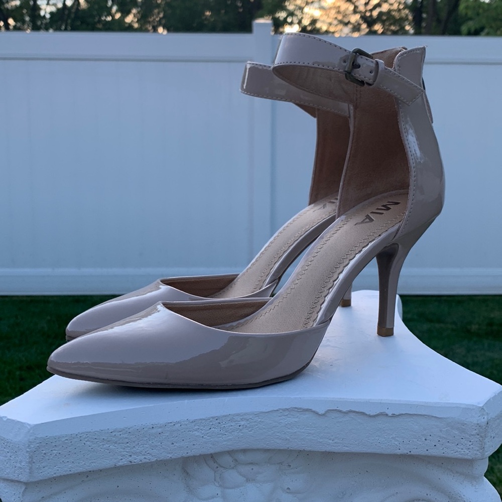 Preowned cream high heels